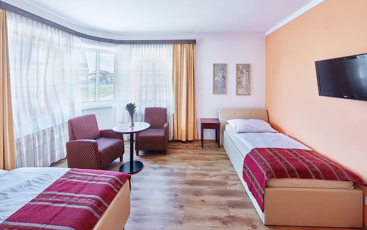 Penzion Karolinka Hotel Kromeriz Exterior photo